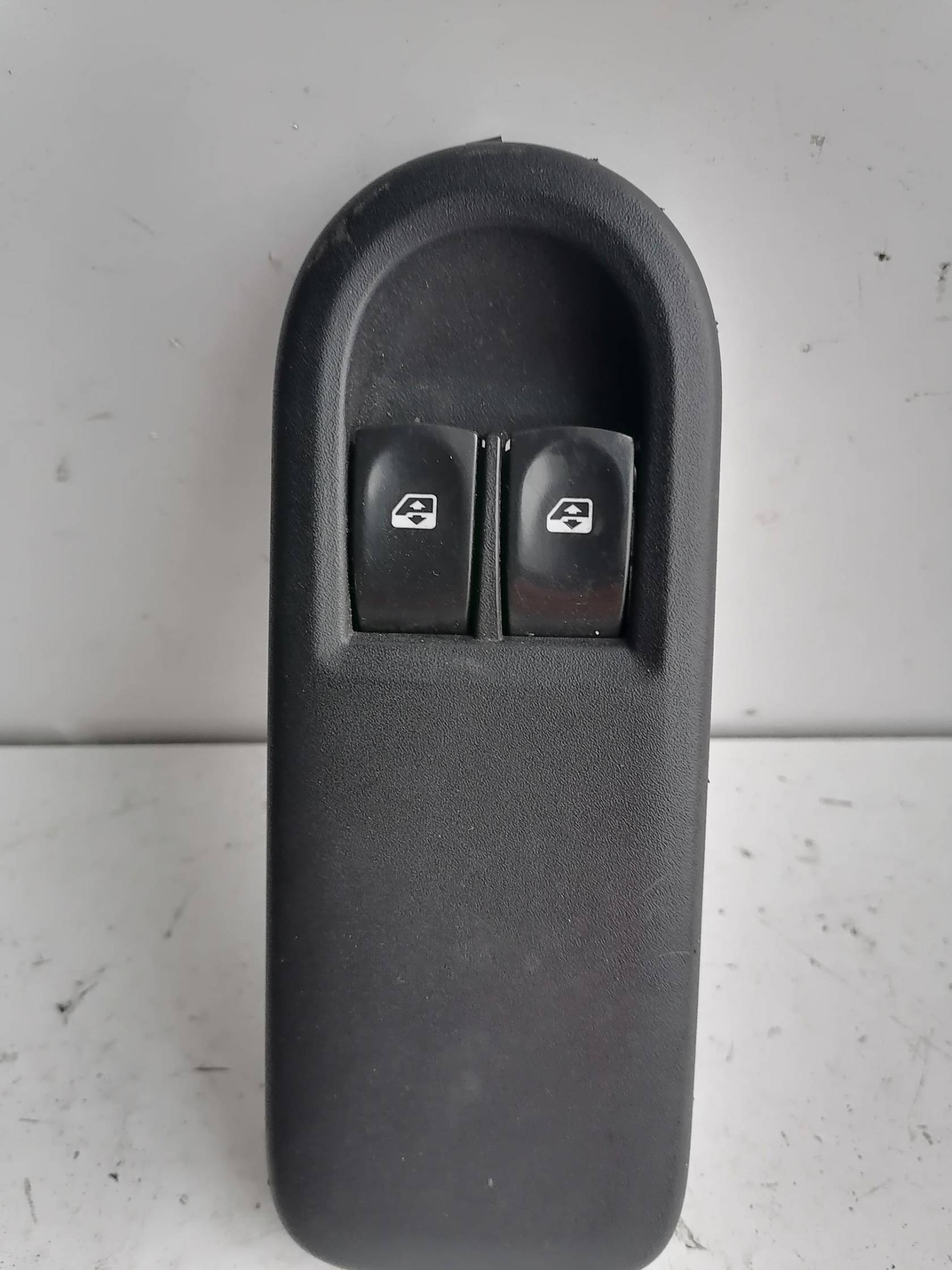 Interruttore alzacristalli porta ant. sx.